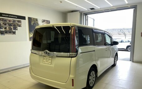 Toyota Noah III, 2017 год, 1 300 000 рублей, 4 фотография