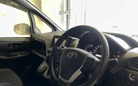 Toyota Noah III, 2017 год, 1 300 000 рублей, 7 фотография