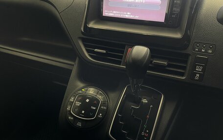 Toyota Noah III, 2017 год, 1 300 000 рублей, 14 фотография