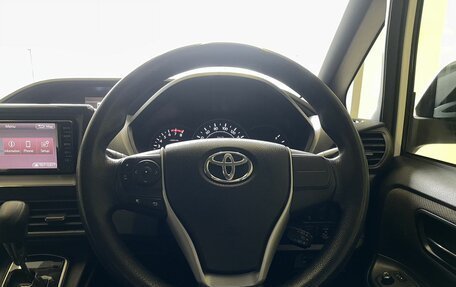 Toyota Noah III, 2017 год, 1 300 000 рублей, 12 фотография