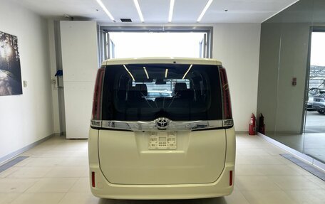 Toyota Noah III, 2017 год, 1 300 000 рублей, 5 фотография