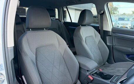 Volkswagen Golf VIII, 2022 год, 1 410 000 рублей, 10 фотография