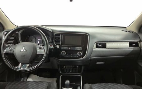 Mitsubishi Outlander III рестайлинг 3, 2018 год, 1 930 000 рублей, 10 фотография