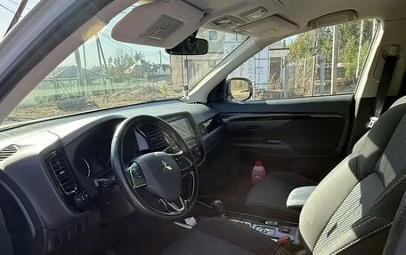 Mitsubishi Outlander III рестайлинг 3, 2019 год, 2 350 000 рублей, 10 фотография