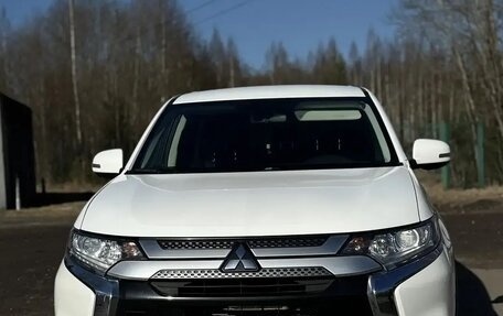 Mitsubishi Outlander III рестайлинг 3, 2019 год, 2 350 000 рублей, 4 фотография