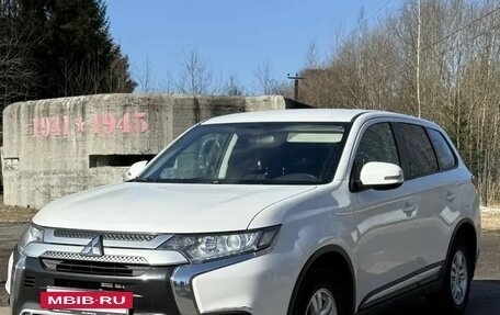 Mitsubishi Outlander III рестайлинг 3, 2019 год, 2 350 000 рублей, 3 фотография