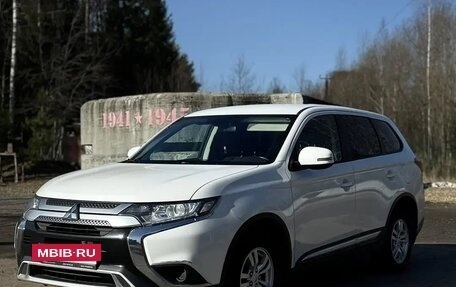 Mitsubishi Outlander III рестайлинг 3, 2019 год, 2 350 000 рублей, 8 фотография