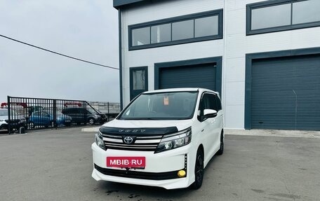 Toyota Voxy III, 2014 год, 1 799 000 рублей, 2 фотография