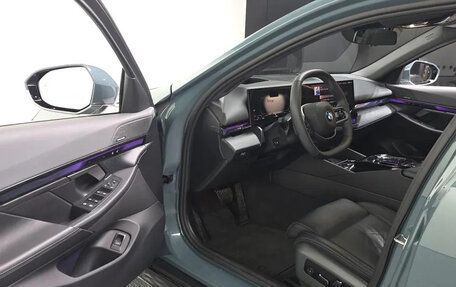 BMW 5 серия, 2025 год, 5 500 000 рублей, 10 фотография