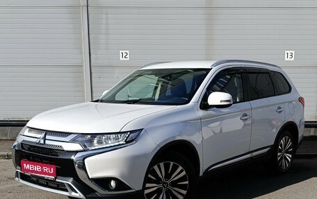 Mitsubishi Outlander III рестайлинг 3, 2019 год, 1 999 000 рублей, 1 фотография