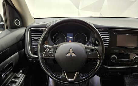 Mitsubishi Outlander III рестайлинг 3, 2015 год, 1 820 000 рублей, 10 фотография