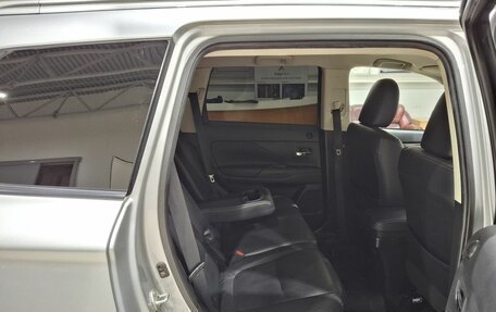 Mitsubishi Outlander III рестайлинг 3, 2015 год, 1 820 000 рублей, 24 фотография