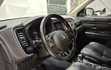 Mitsubishi Outlander III рестайлинг 3, 2015 год, 1 820 000 рублей, 30 фотография