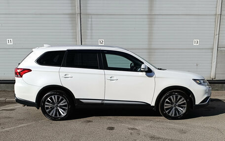 Mitsubishi Outlander III рестайлинг 3, 2019 год, 1 999 000 рублей, 4 фотография