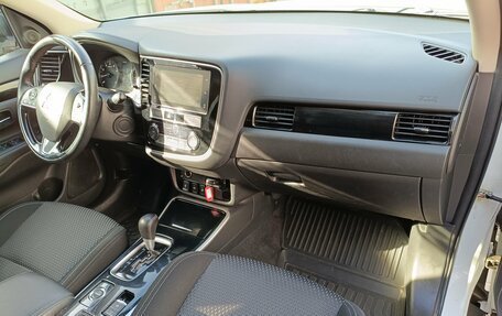 Mitsubishi Outlander III рестайлинг 3, 2019 год, 1 999 000 рублей, 10 фотография