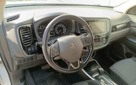 Mitsubishi Outlander III рестайлинг 3, 2019 год, 1 999 000 рублей, 9 фотография