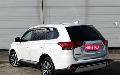 Mitsubishi Outlander III рестайлинг 3, 2019 год, 1 999 000 рублей, 8 фотография