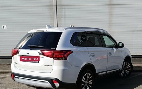 Mitsubishi Outlander III рестайлинг 3, 2019 год, 1 999 000 рублей, 5 фотография