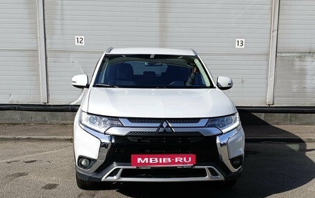 Mitsubishi Outlander III рестайлинг 3, 2019 год, 1 999 000 рублей, 2 фотография