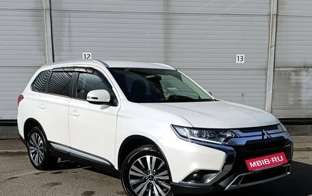 Mitsubishi Outlander III рестайлинг 3, 2019 год, 1 999 000 рублей, 3 фотография