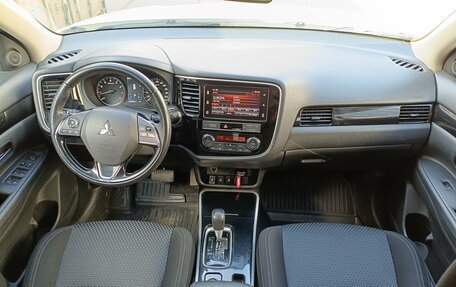 Mitsubishi Outlander III рестайлинг 3, 2019 год, 1 999 000 рублей, 13 фотография