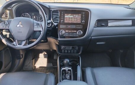 Mitsubishi Outlander III рестайлинг 3, 2017 год, 1 949 000 рублей, 10 фотография