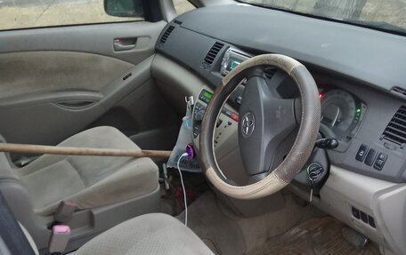 Toyota ISis I, 2005 год, 680 000 рублей, 9 фотография