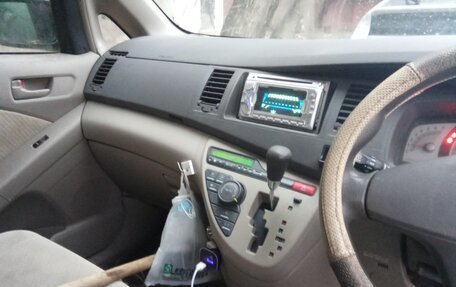 Toyota ISis I, 2005 год, 680 000 рублей, 10 фотография