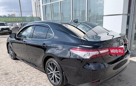 Toyota Camry, 2021 год, 3 750 000 рублей, 4 фотография
