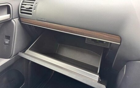 Toyota Land Cruiser Prado 150 рестайлинг 2, 2023 год, 6 300 000 рублей, 26 фотография