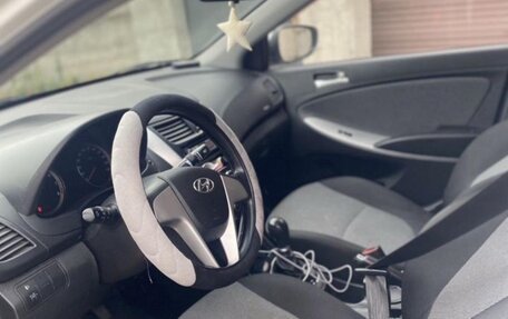 Hyundai Solaris II рестайлинг, 2013 год, 1 100 000 рублей, 5 фотография