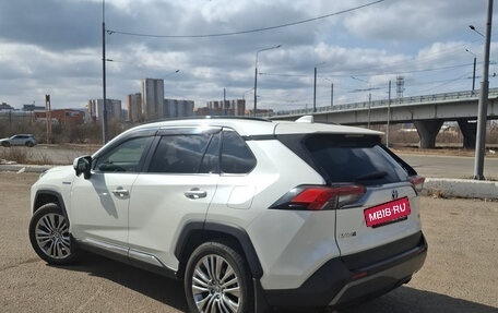 Toyota RAV4, 2019 год, 3 975 000 рублей, 3 фотография