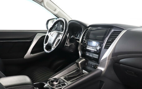 Mitsubishi Pajero Sport III рестайлинг, 2019 год, 3 199 000 рублей, 9 фотография