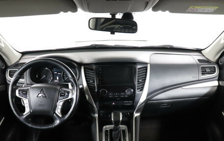 Mitsubishi Pajero Sport III рестайлинг, 2019 год, 3 199 000 рублей, 12 фотография