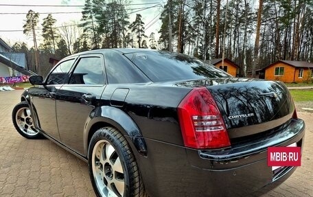 Chrysler 300C II, 2005 год, 1 095 000 рублей, 10 фотография