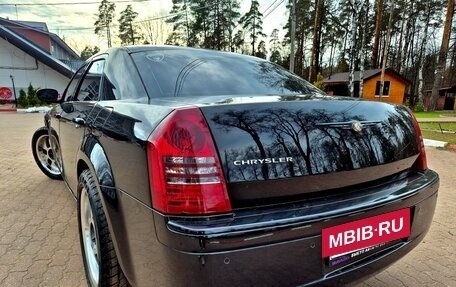 Chrysler 300C II, 2005 год, 1 095 000 рублей, 9 фотография