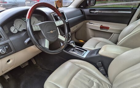 Chrysler 300C II, 2005 год, 1 095 000 рублей, 18 фотография