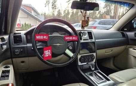 Chrysler 300C II, 2005 год, 1 095 000 рублей, 20 фотография