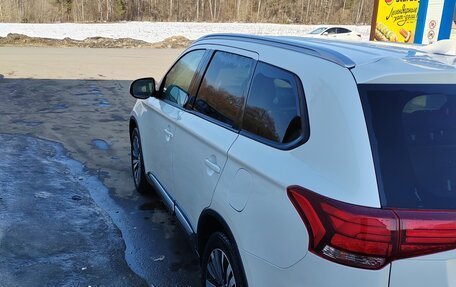 Mitsubishi Outlander III рестайлинг 3, 2019 год, 2 100 000 рублей, 4 фотография