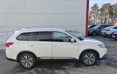 Mitsubishi Outlander III рестайлинг 3, 2019 год, 2 100 000 рублей, 3 фотография