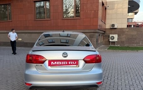 Volkswagen Jetta VI, 2014 год, 1 800 000 рублей, 3 фотография