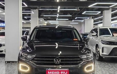 Volkswagen T-Roc I, 2021 год, 1 697 000 рублей, 2 фотография