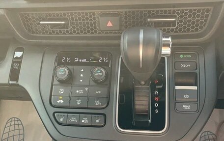 Honda Stepwgn, 2023 год, 2 380 000 рублей, 13 фотография