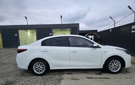 KIA Rio IV, 2018 год, 1 370 000 рублей, 2 фотография