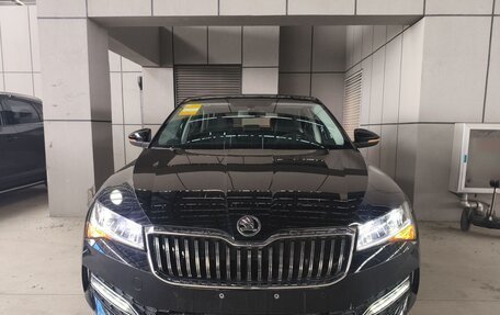 Skoda Superb III рестайлинг, 2023 год, 2 452 000 рублей, 2 фотография