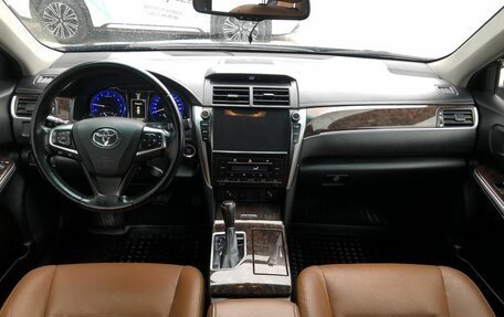 Toyota Camry, 2017 год, 2 450 000 рублей, 10 фотография