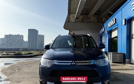 Mitsubishi Outlander III рестайлинг 3, 2014 год, 1 570 000 рублей, 2 фотография