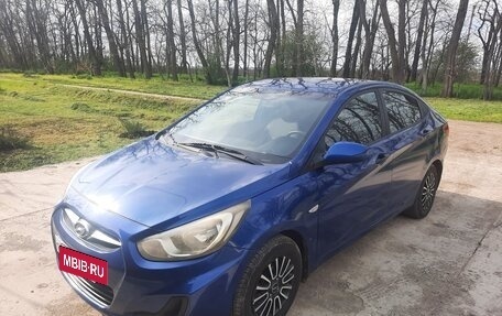 Hyundai Solaris II рестайлинг, 2011 год, 600 000 рублей, 2 фотография