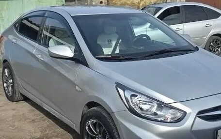 Hyundai Solaris II рестайлинг, 2013 год, 850 000 рублей, 1 фотография