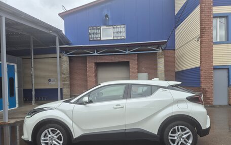 Toyota C-HR I рестайлинг, 2021 год, 2 730 000 рублей, 12 фотография